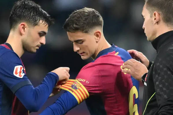 加維重返巴塞羅那賽場(chǎng)，球迷起立鼓掌并授予隊長(cháng)袖標