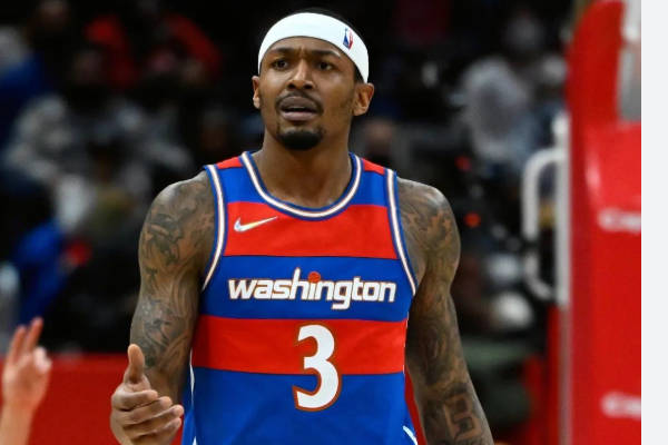 拉德利比爾在輸給籃網(wǎng)隊的比賽中一瘸一拐地離開(kāi)了球場(chǎng)