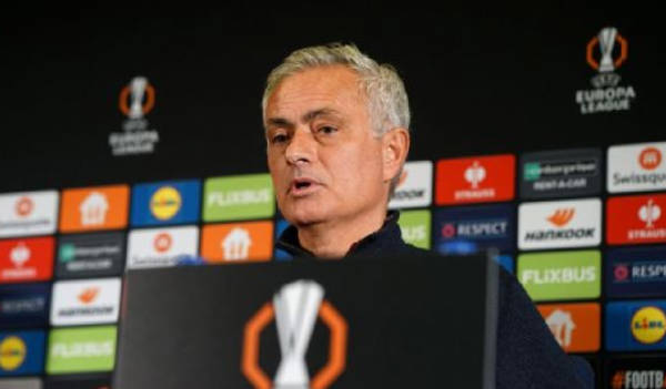 穆里尼奧對左后衛人選表達無(wú)奈，希望“專(zhuān)家”協(xié)助解決問(wèn)題