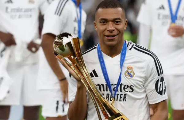 基利安·姆巴佩在卡塔爾再次閃耀，捧得第二座獎杯