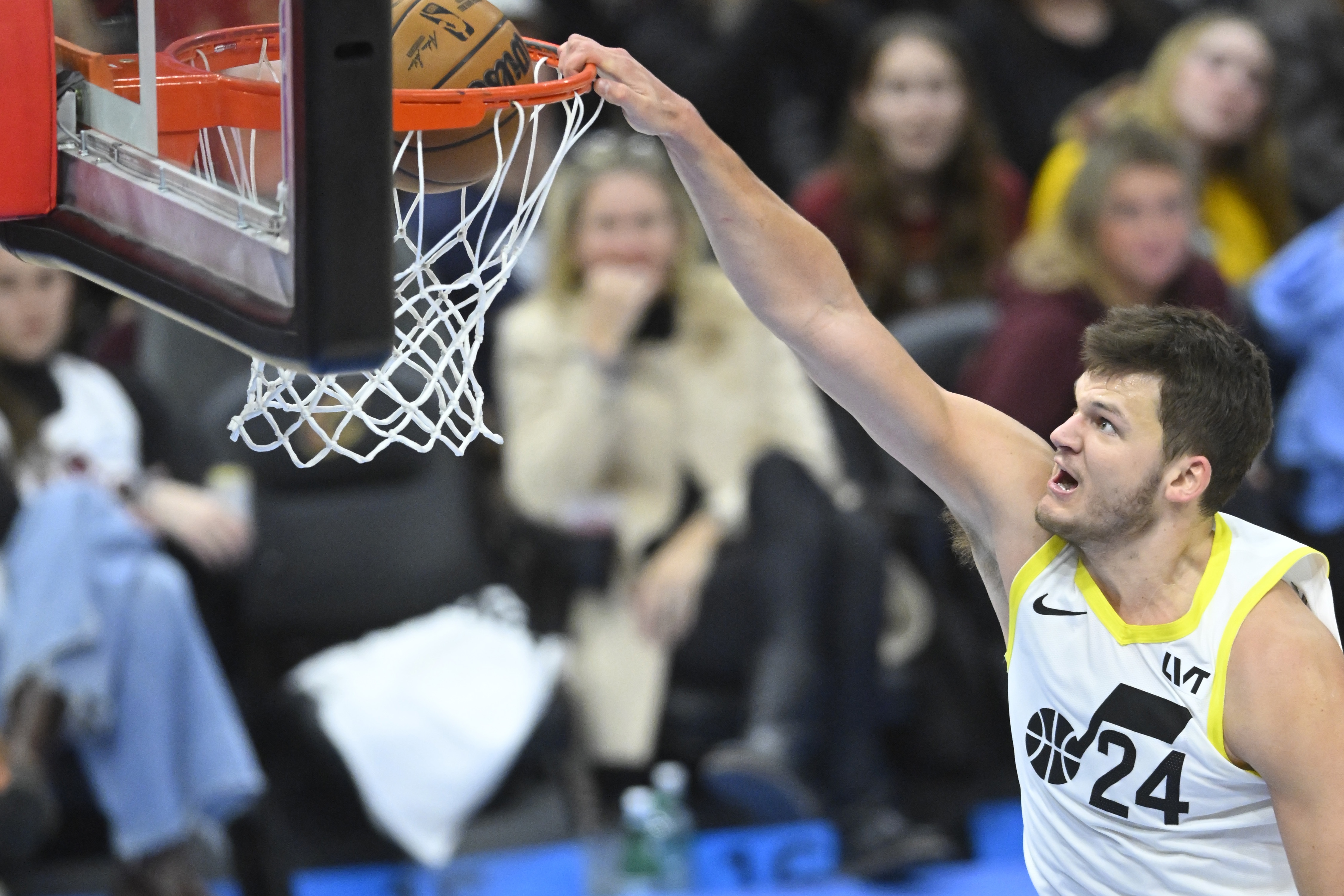 擎天柱！凱斯勒怒摘6前板 全場(chǎng)6中4拿到10分17板2助1帽