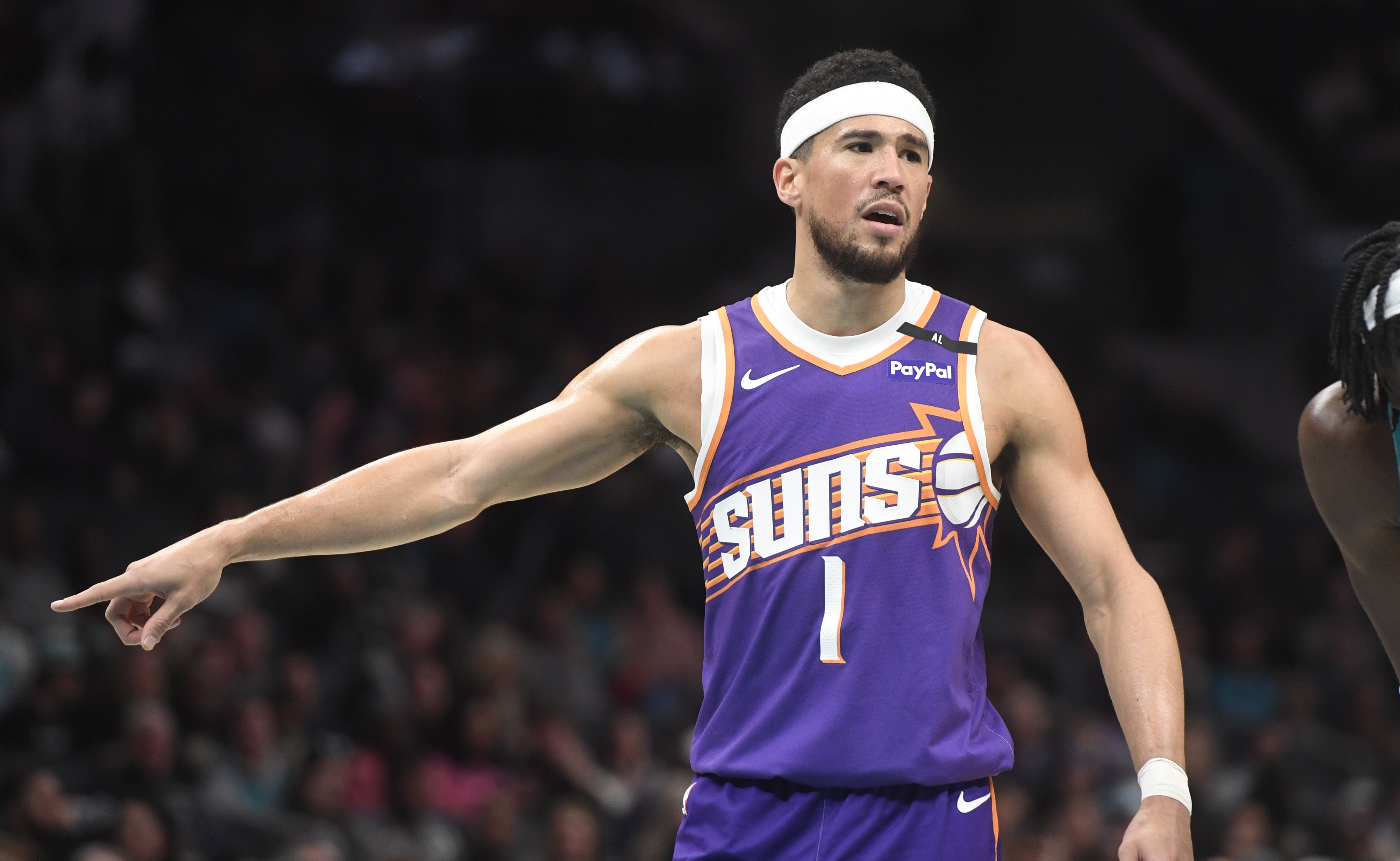 布克：原本有贏(yíng)球機會(huì )讓失利更加痛苦 本場(chǎng)的判罰一直很糟糕