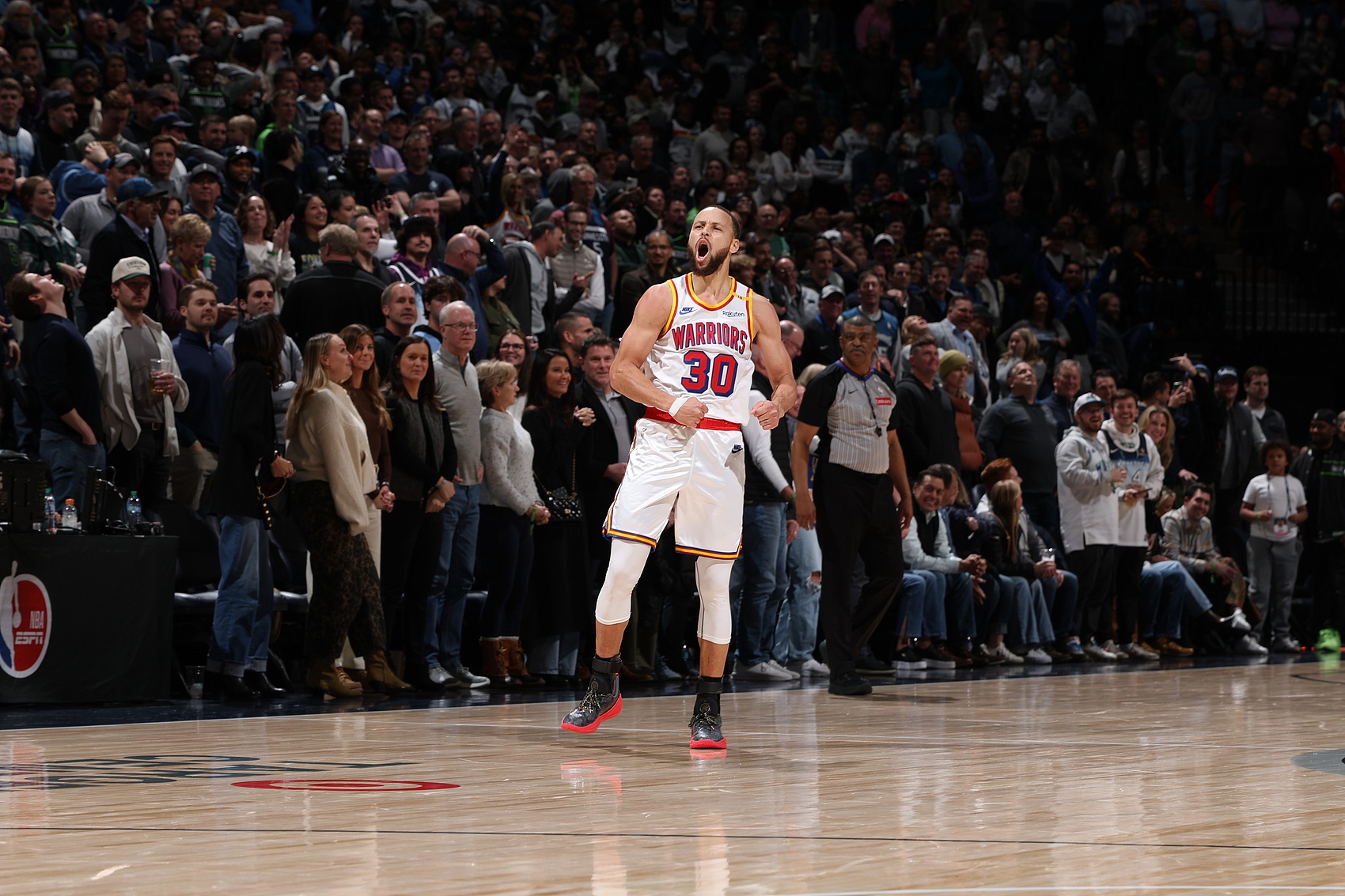 庫里談衛冕過(guò)程：對手球隊們都在想辦法擊敗你 因為你有冠軍獎杯