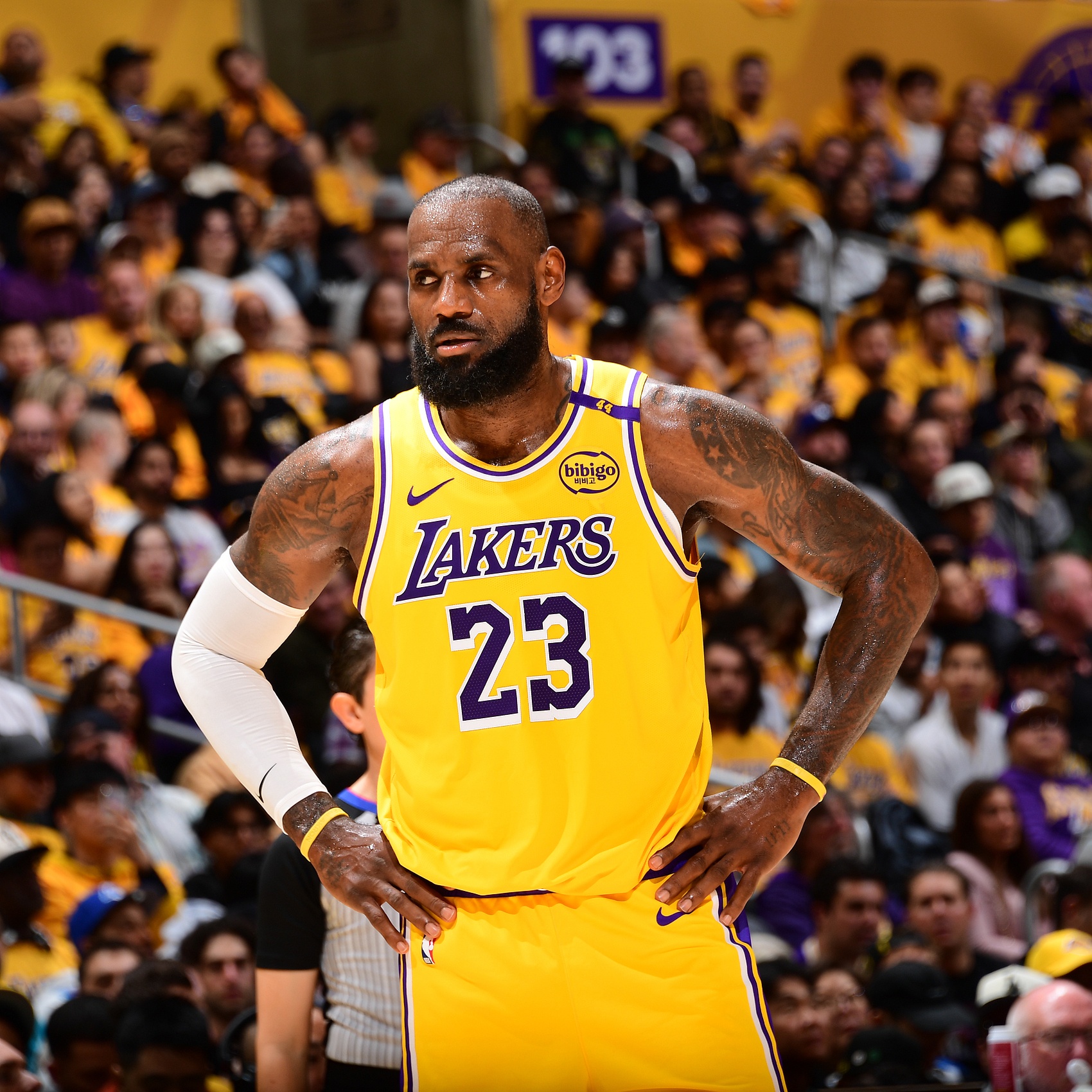 Shams：球隊樂(lè )觀(guān)認為詹姆斯背靠背能出戰一場(chǎng) 也可能都休備戰掘金