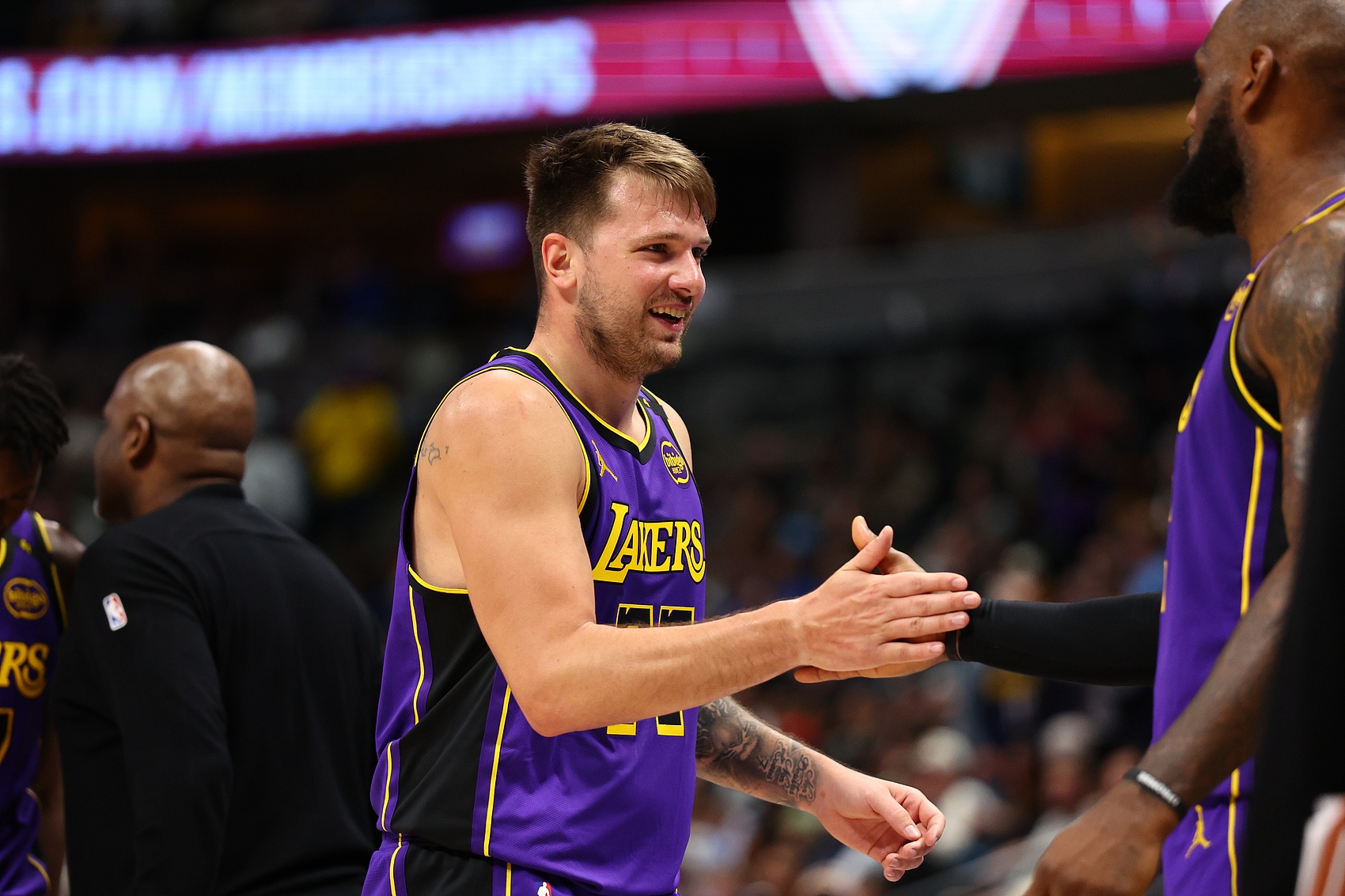 詹姆斯：盧卡在獨行俠從18歲的孩子成長(cháng)為25歲的男人 他付出很多